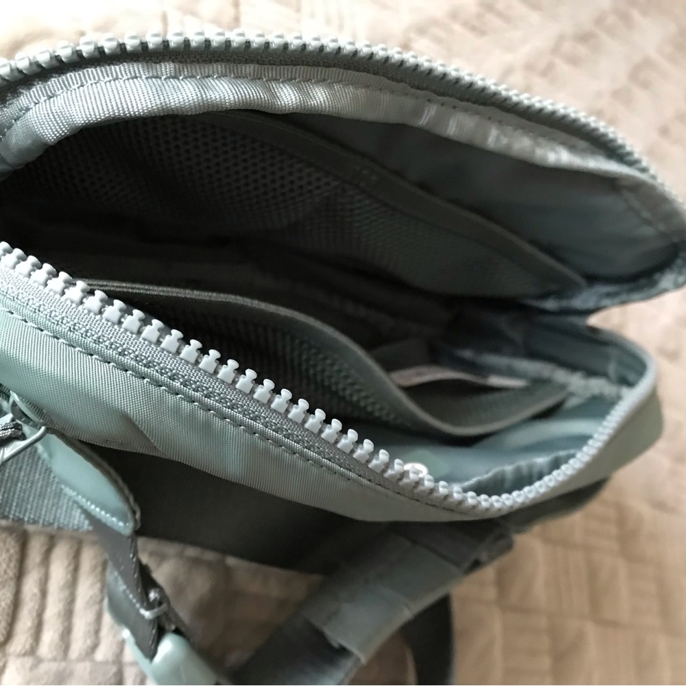Everywhere Belt Bag   NWOT - Picture 5 of 10